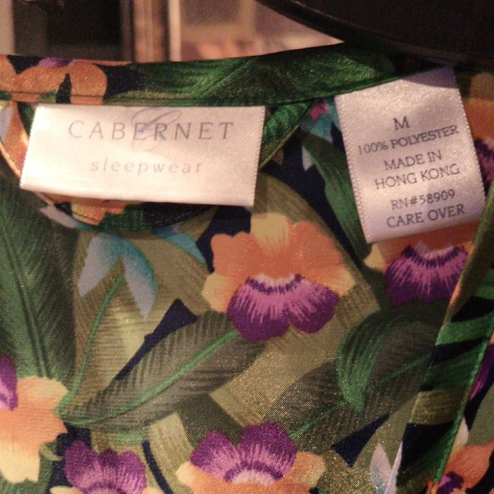 FINAL PRICE NWOT Cabernet Green Floral Robe with Side Pockets Belt & Side Slits